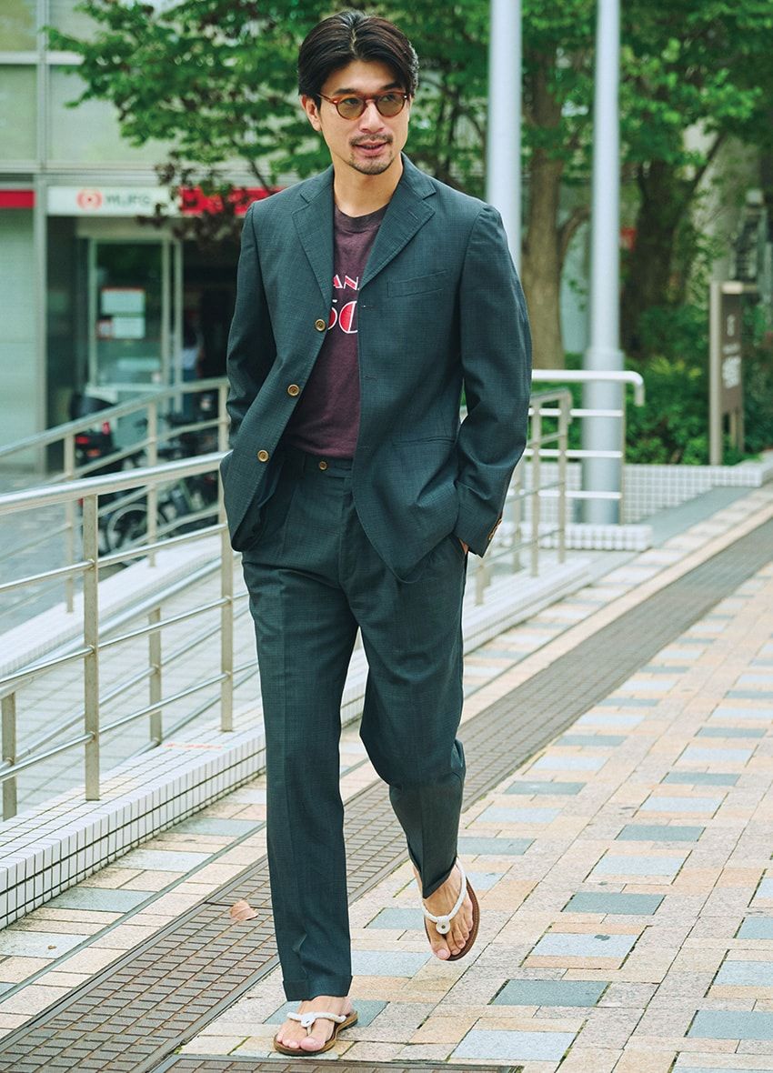 ジャケット、Tシャツ、パンツ＝古着　サンダル＝ボッテガ・ヴェネタ　メガネ＝オリバーピープルズ