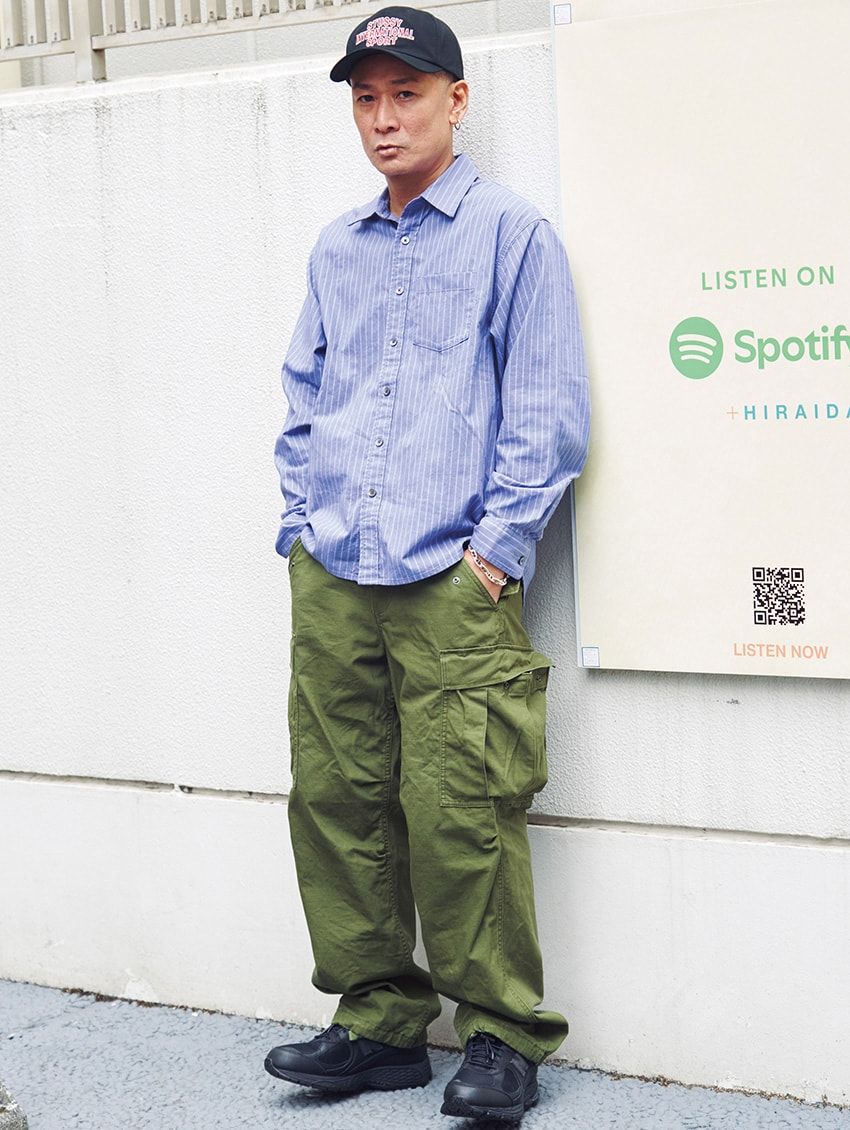 ブレスレット、リング＝エルメス　シャツ、パンツ、帽子＝ステューシー　スニーカー＝ニューバランス × ジョウンド