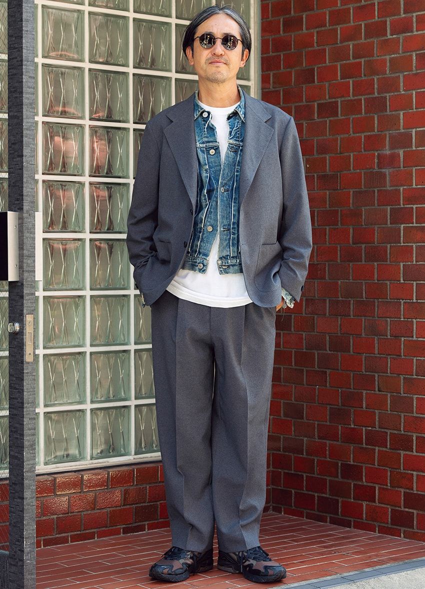 ジャケット、パンツ＝エス　デニムジャケット＝リーバイス　スニーカー＝ミズノ × ヴァイナルアーカイブ　サングラス＝ブラン