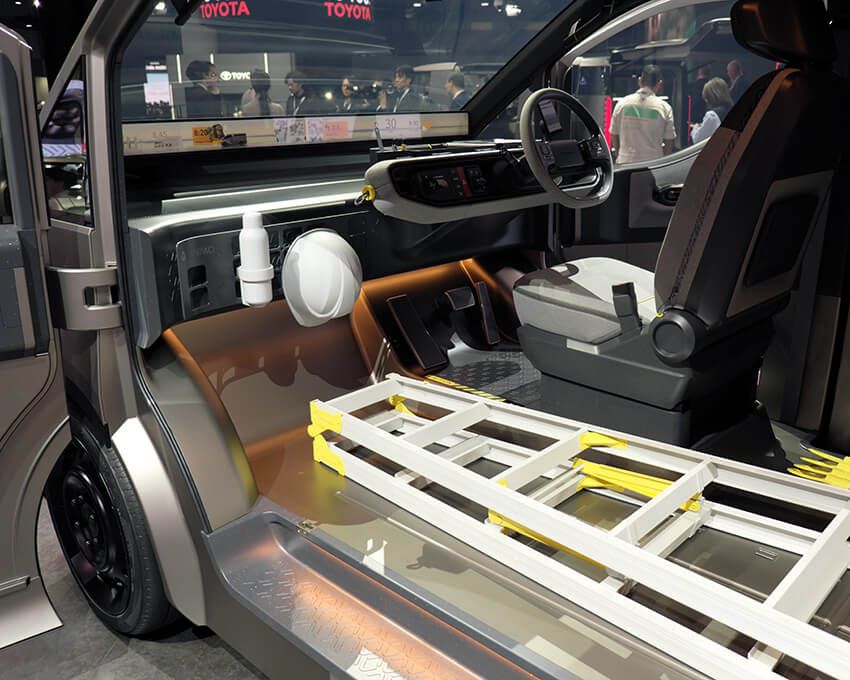 フロントウインドウの下には横いっぱいに広がるディスプレイ。ペットボトル受けやヘルメットフックなど、アタッチメントで好きなように収納できる。