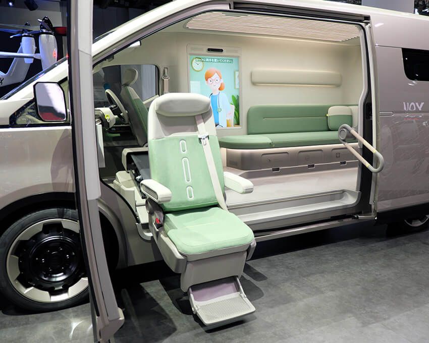ハイルーフ仕様のコンセプトカーは、医師がモニターから診療してくれる“移動診療所”を想定。