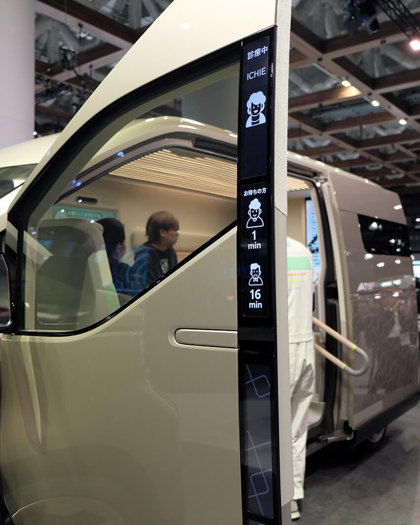 “移動診療所”らしいディスプレイ。波乗りのために駐車した際には「ただいま海の上です」なんて表示ができたら面白い。