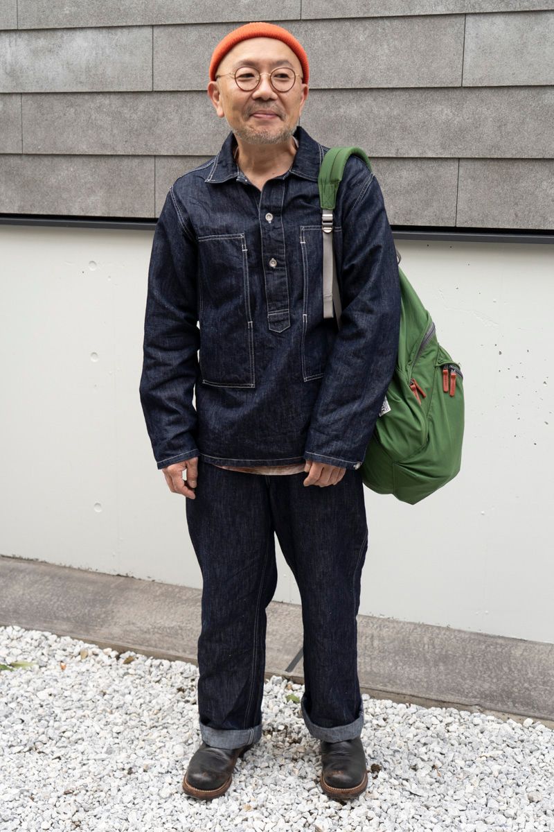 Gジャン、デニム＝ともにアディクトクローズ　Tシャツ＝ニュートラル　シューズ＝ローリングダブトリオ　帽子＝ナイジェルケーボン　眼鏡＝ニュー　バッグ＝マウントレイニアデザイン　腕時計＝ガクレ