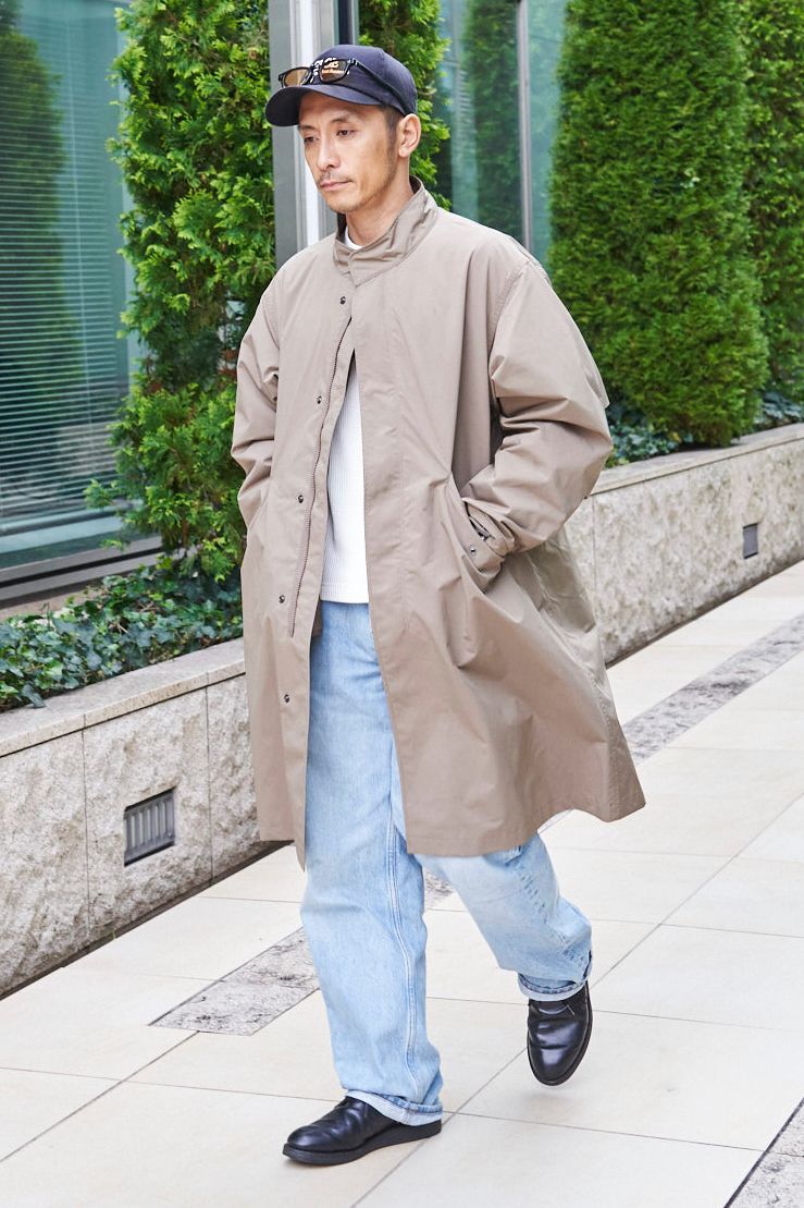 コート、カットソー、デニム＝すべてユニクロ　シューズ＝レッドウィング　帽子＝ザエイチダブリュードッグアンドコー　眼鏡＝アイヴァン　腕時計＝ハミルトン　リング＝オールドジョー