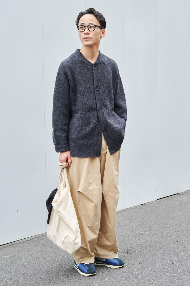 カーディガン＝ユニクロ　パンツ＝カネマサフィル　シューズ＝ナイキ　帽子＝ステューシー　眼鏡＝モスコット　バッグ＝エルエルビーン　腕時計＝アップル　リング＝不明