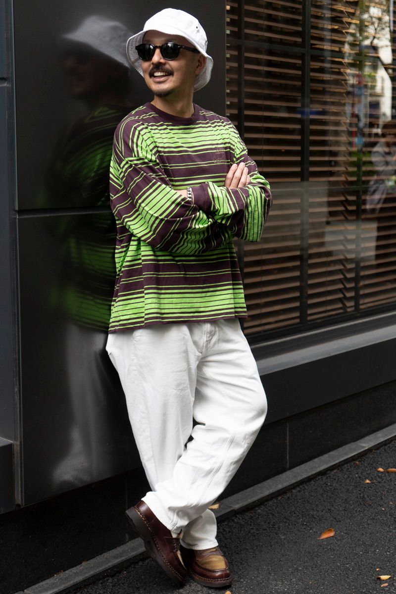 Tシャツ＝サイレンスクリエイツリズム　デニム＝ユニクロ　シューズ＝パラブーツ　帽子＝ニューハッタン　眼鏡＝モスコット　ブレスレット＝クロムハーツ