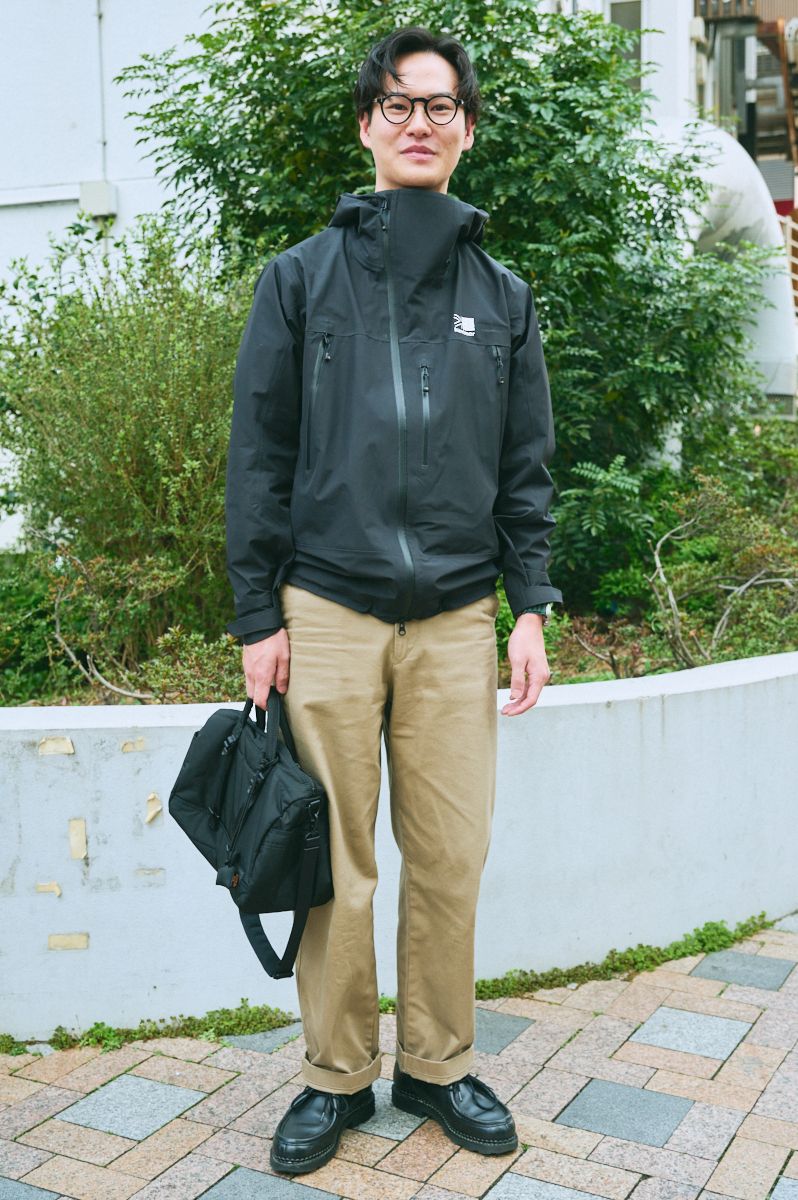 ジャケット=カリマー シャツ=ポロラルフローレン パンツ=ユニクロ シューズ=パラブーツ 眼鏡=金子眼鏡 バッグ=ポーター 腕時計=アップル