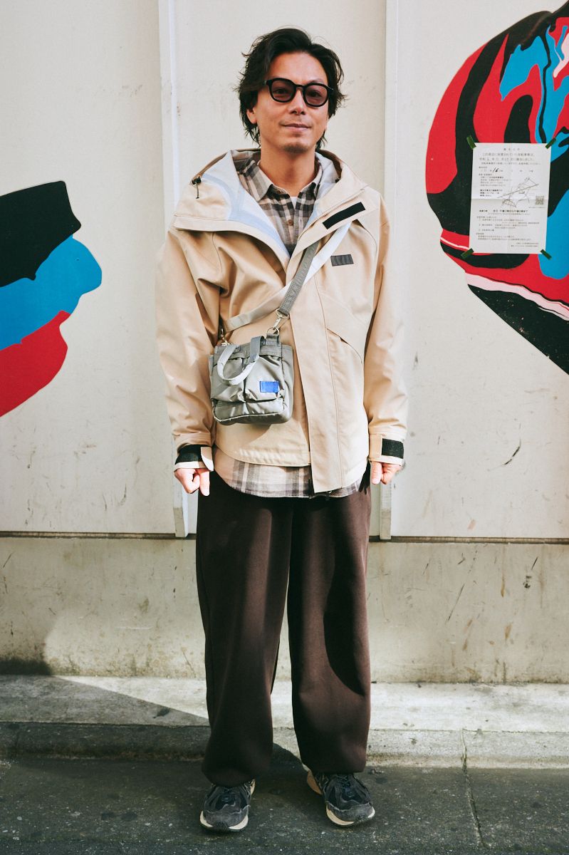 ジャケット=ワイルドシングス シャツ、パンツ=ともにユニクロシー シューズ=ニューバランス 眼鏡=ジンズ バッグ=サカイ×ポーター 腕時計=ロレックス