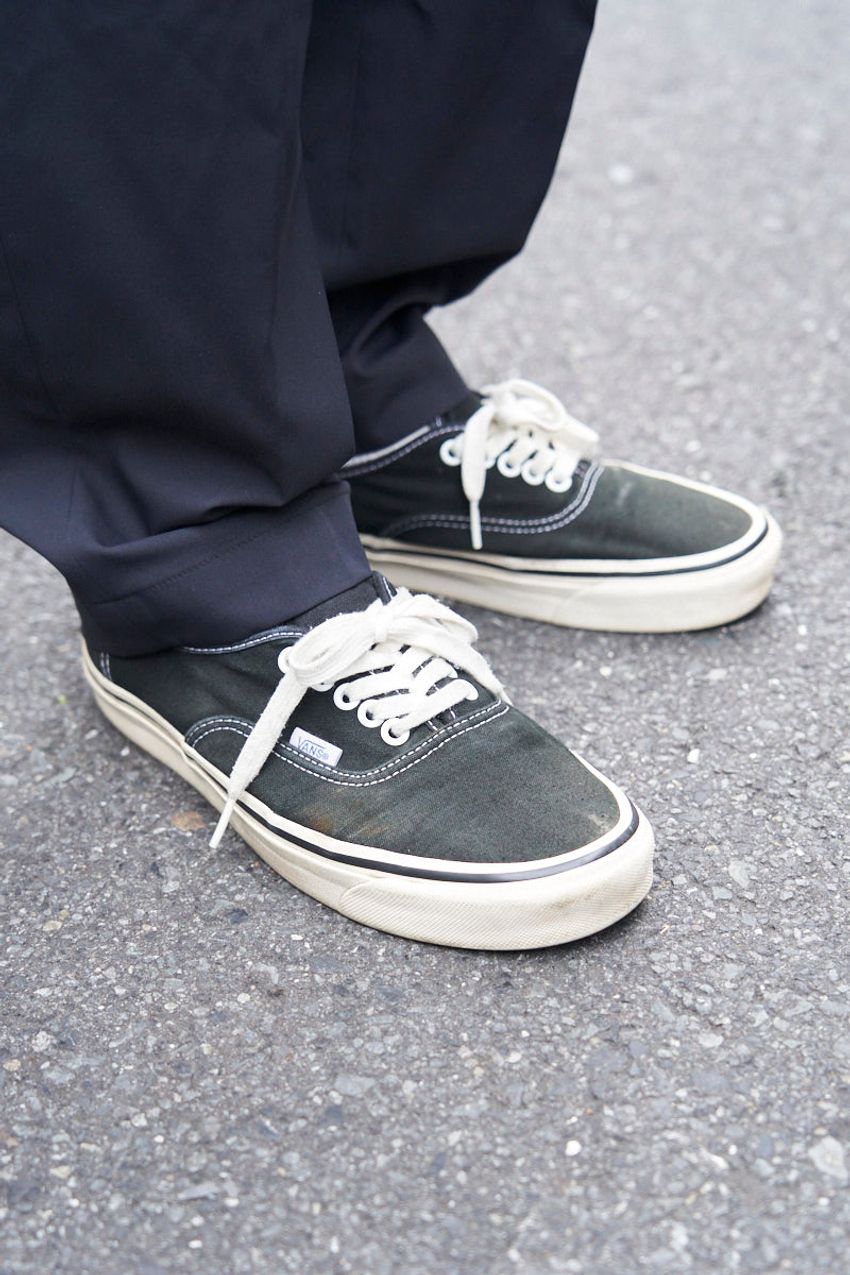 「スラックス×ヴァンズ」の黄金コンビ。街角の5人が提案する“シック＆ストリート”な足元論 - 12枚目の画像