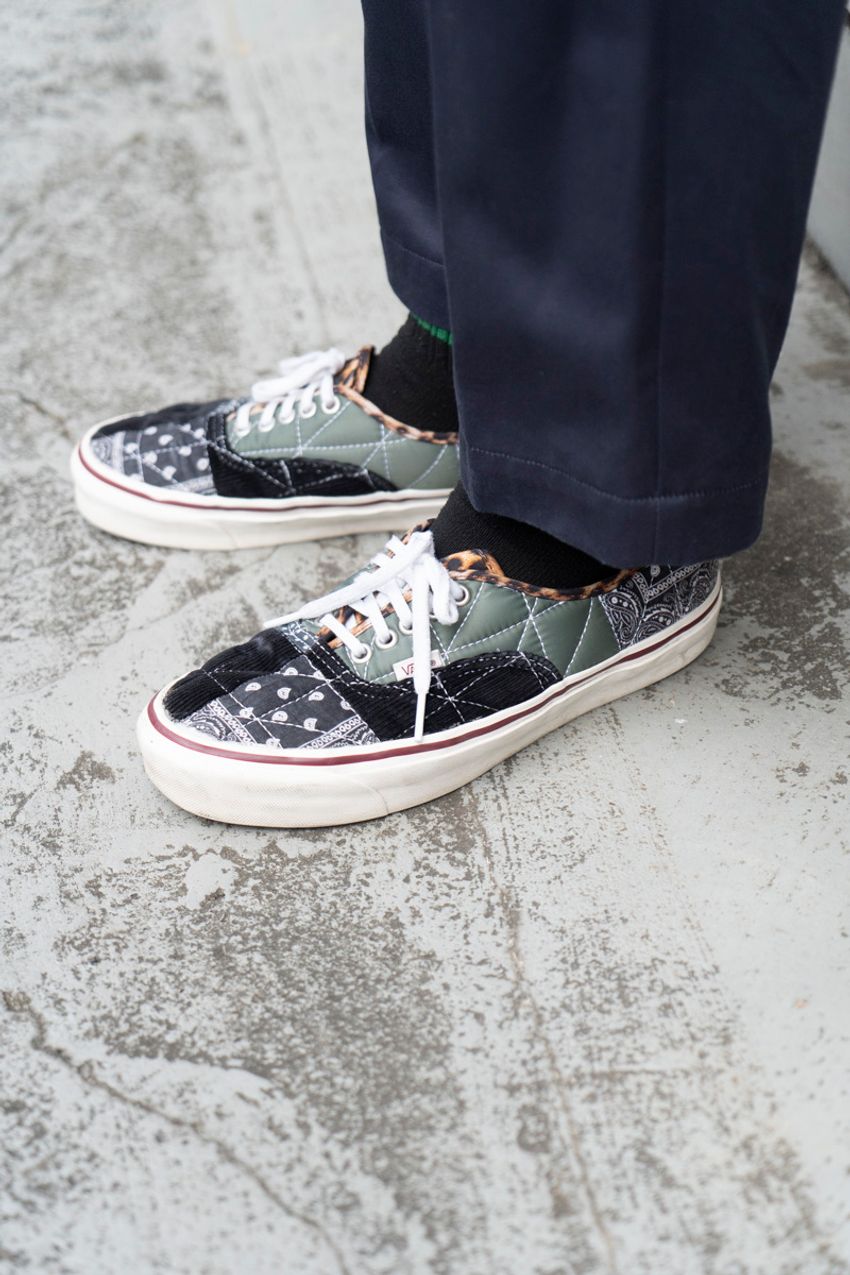 「スラックス×ヴァンズ」の黄金コンビ。街角の5人が提案する“シック＆ストリート”な足元論 - 4枚目の画像