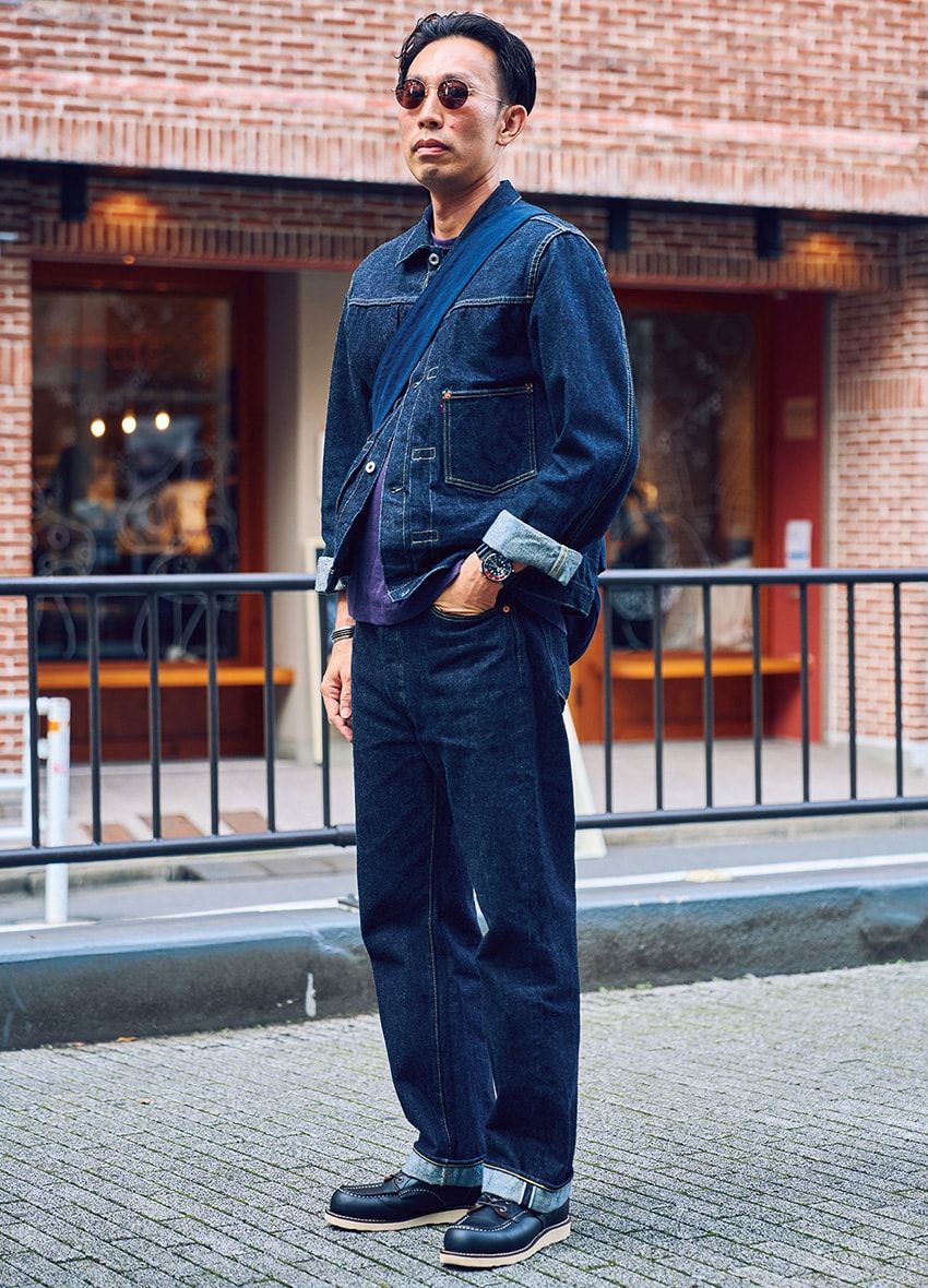 デニムジャケット、デニム＝TCBジーンズ　Tシャツ＝ウエアハウス　ブーツ＝レッドウィング