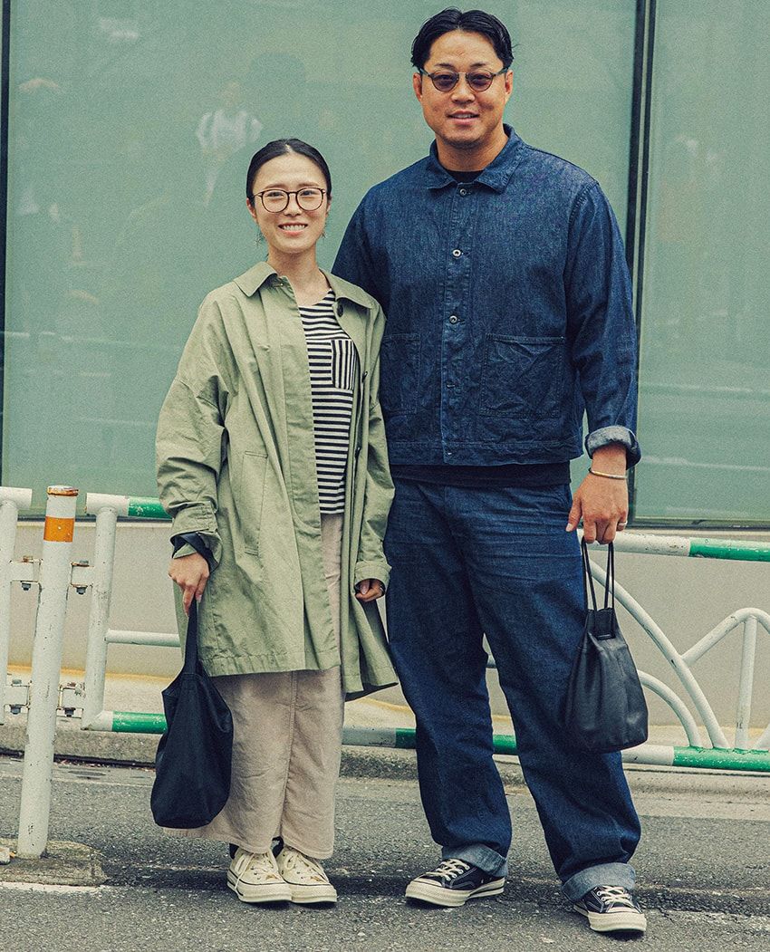 デニムジャケット、デニム、バッグ＝モト　Tシャツ＝ヘインズ　スニーカー＝コンバース