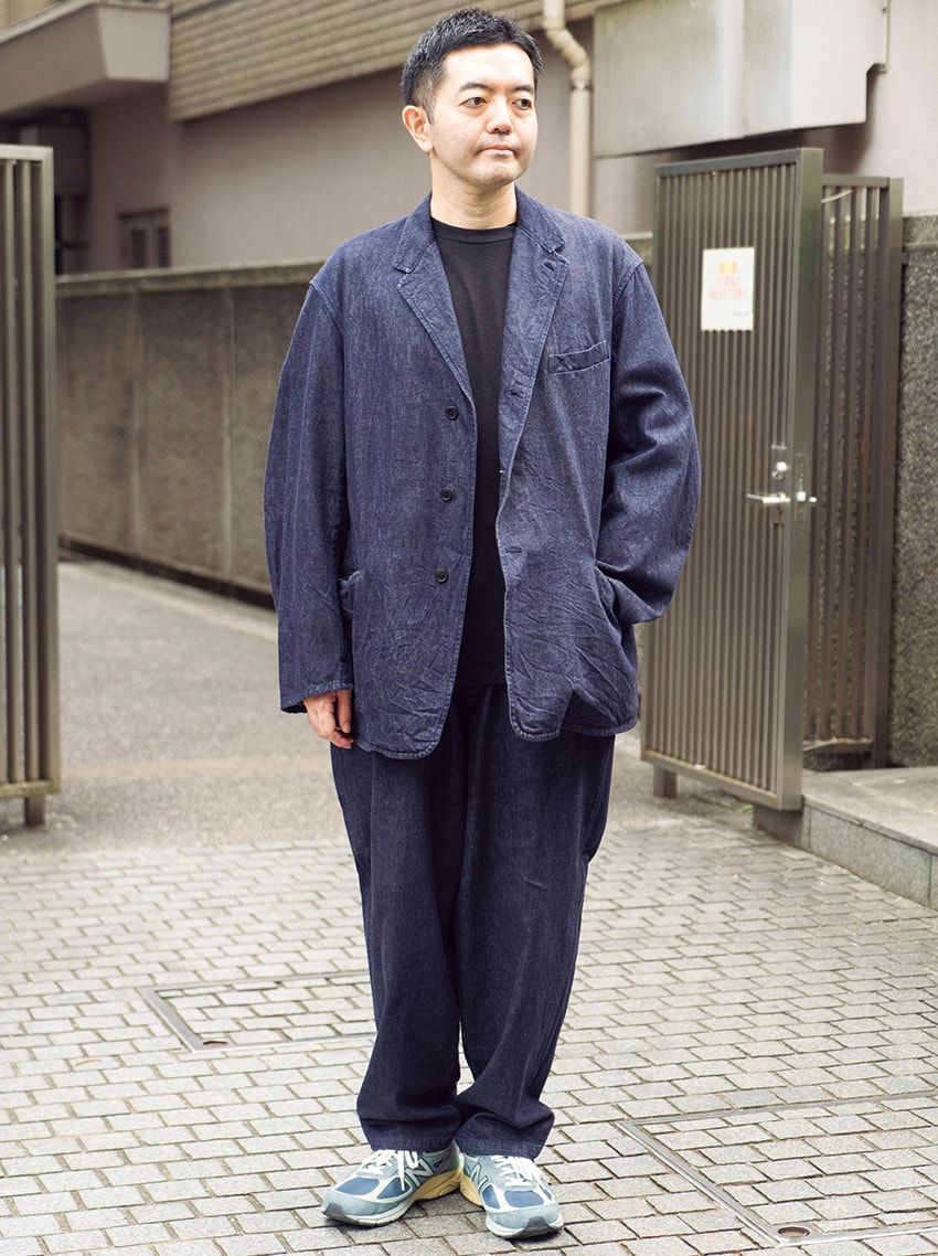 デニムジャケット、Tシャツ、デニム＝コモリ　スニーカー＝ニューバランス