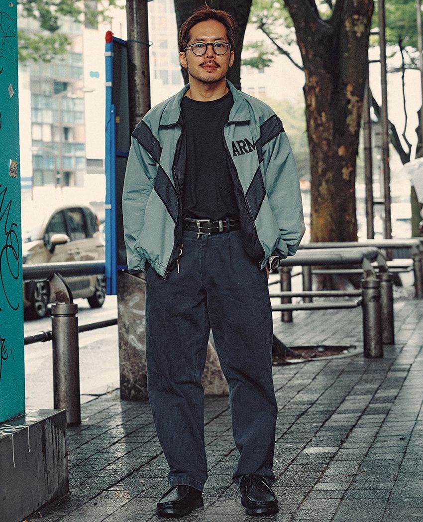 デニム＝ノア　ブルゾン＝古着　Tシャツ＝アーカイブ&スタイル　靴＝パドモア&バーンズ　メガネ＝オリバーピープルズ