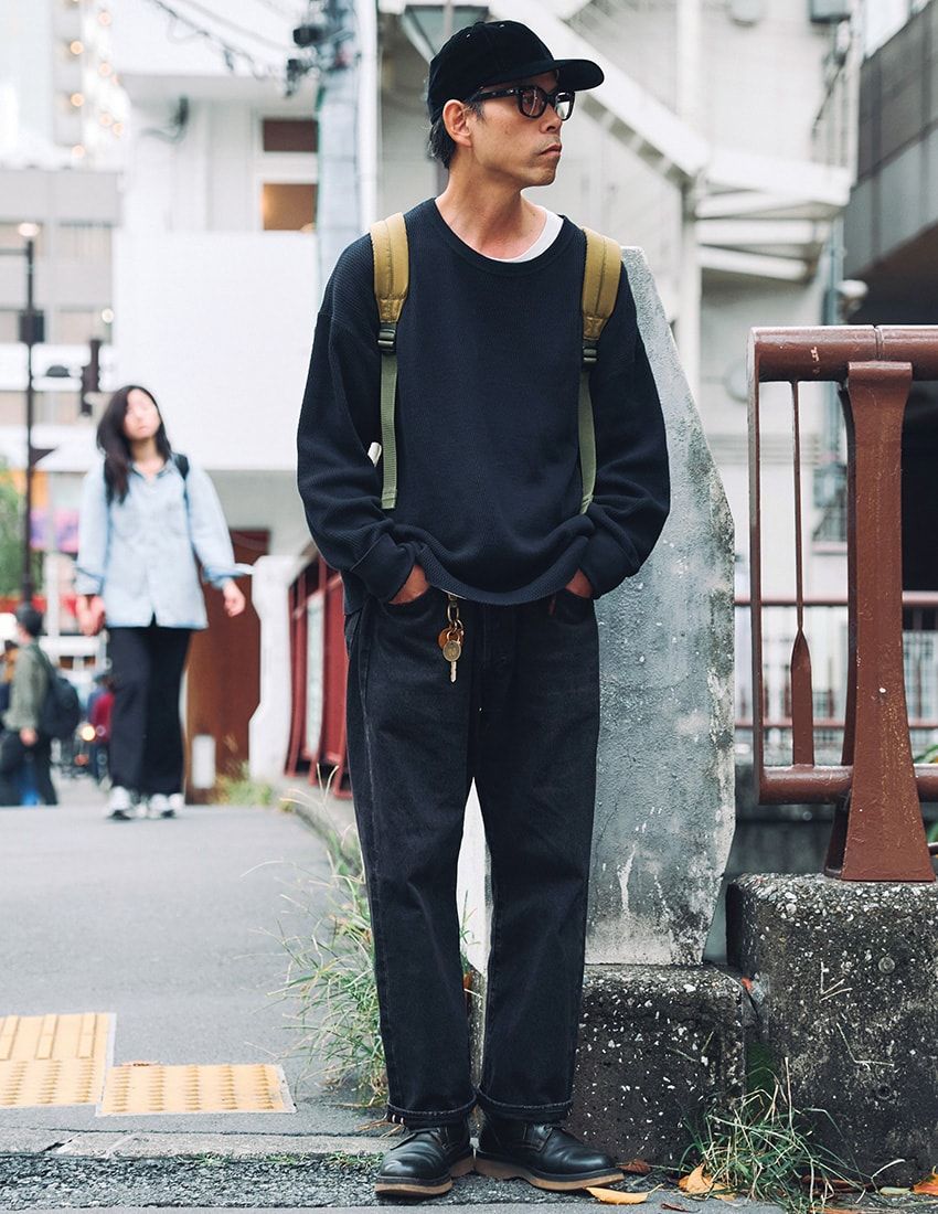 デニム＝リーバイス　カットソー＝ノーブランド　靴＝モト　メガネ＝エフェクター