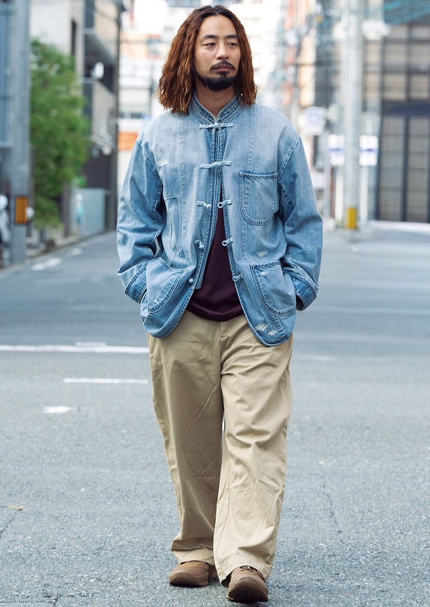 デニムジャケット、パンツ＝ポータークラシック　Tシャツ＝レイニングチャンプ　スニーカー＝ナイキ