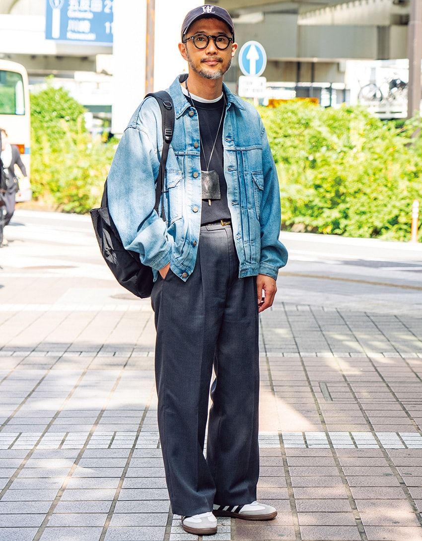 デニムジャケット＝ナノ・ユニバース × オーセン　スウェット＝ナノ・ユニバース　パンツ＝アッサンブロン　スニーカー＝アディダス オリジナルス