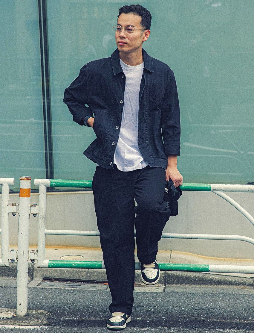 デニムジャケット、Tシャツ、スニーカー＝ナイキ　パンツ＝ユニクロ　メガネ＝ジンズ