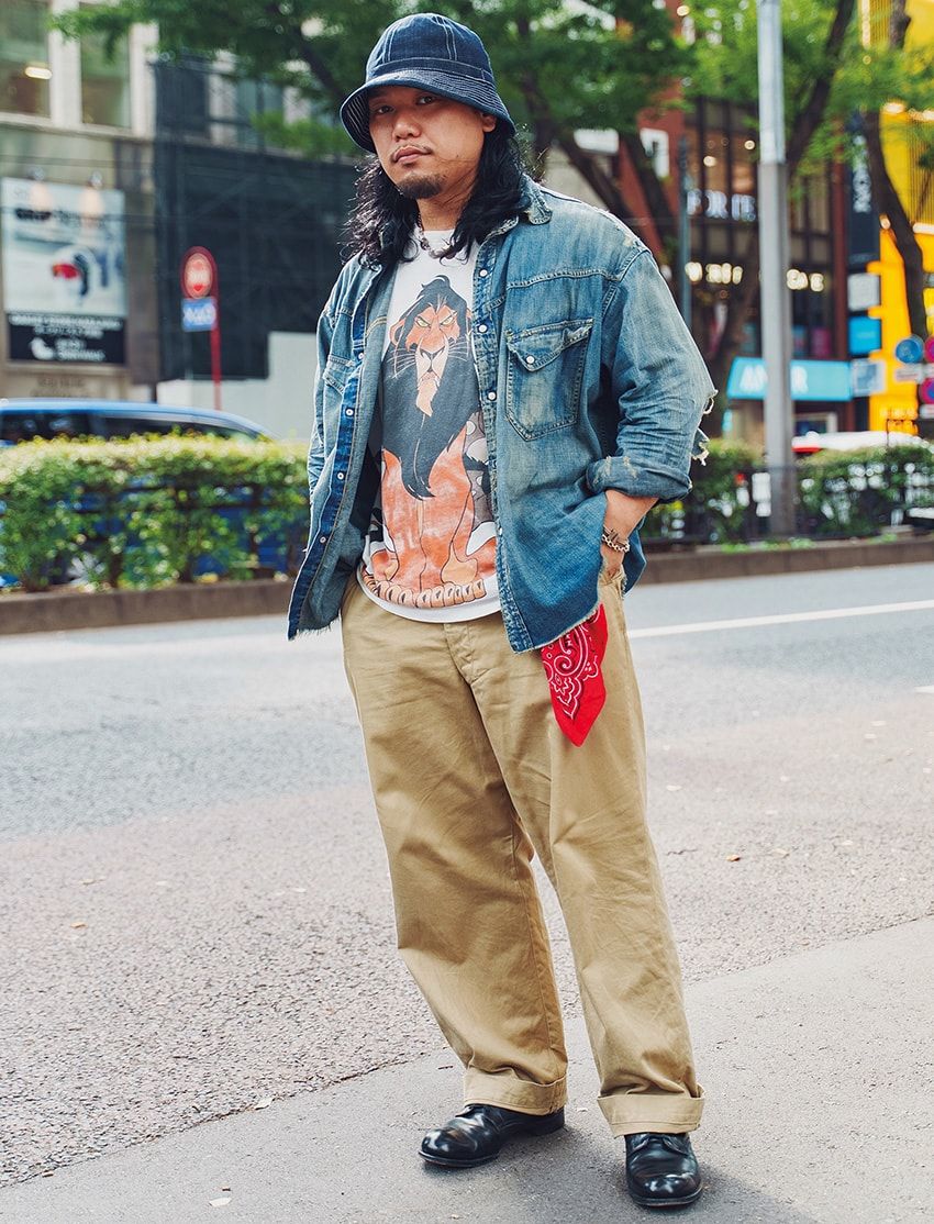 デニムシャツ＝セントマイケル　Tシャツ、パンツ、靴、帽子＝古着