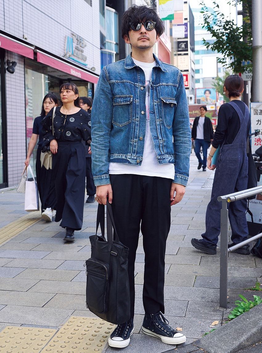デニムジャケット＝インデニム　パンツ＝シュプリーム　スニーカー＝コンバース　バッグ＝ディオール