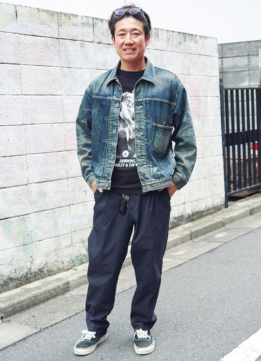 デニムジャケット、パンツ＝ネイバーフッド　Tシャツ＝ワコマリア × ハイタイムズ　スニーカー＝ヴァンズ