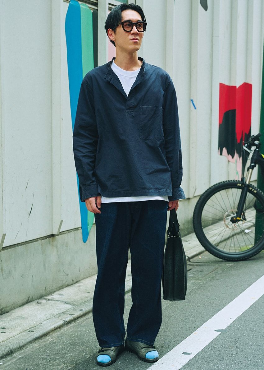 デニム＝へリル　シャツ＝マーガレット・ハウエル　Tシャツ＝ヘインズ　サンダル＝フラテッリ ジャコメッティ