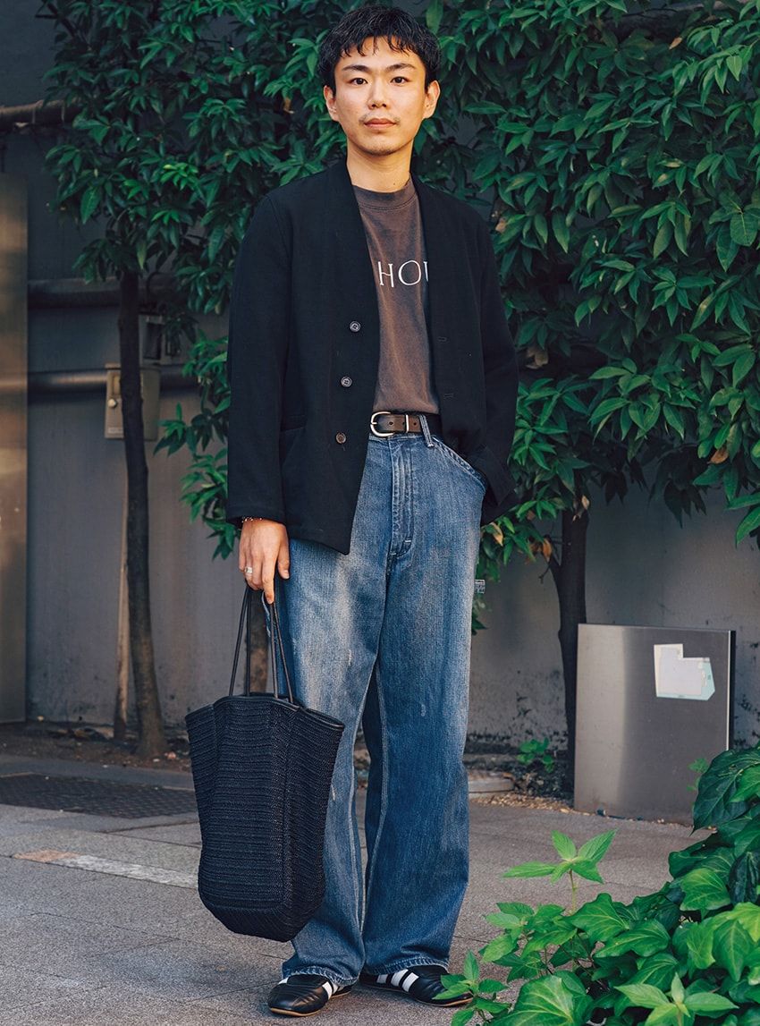 デニム＝リー　ジャケット＝アクネ ストゥディオズ　Tシャツ＝ザハウス　スニーカー＝アディダス オリジナルス