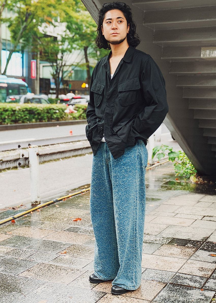 デニム＝ジャーナルスタンダード　ジャケット＝バズリクソンズ　靴＝パラブーツ　腕時計＝ニクソン