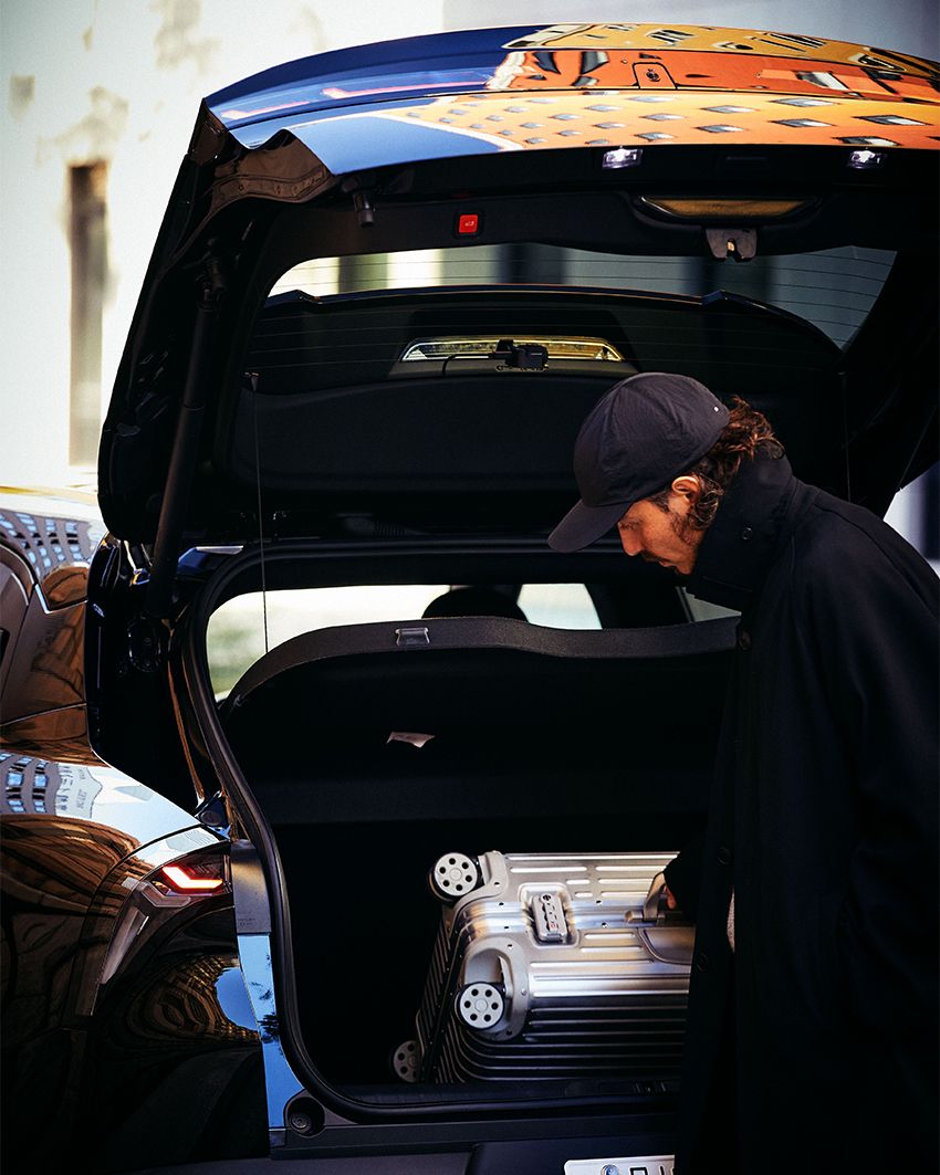 ラゲージルームの容量は415L。「ショートのサーフボードなら余裕を持って積めそう。このあたりはSUVだね」。