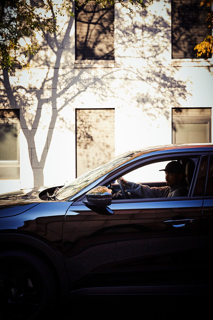 今、再びのアルファ ロメオ。 昼夜の贅沢時間と共鳴する「ジュニア」の魅⼒とは!? その⾊気・デザイン・ドライブフィールをパトリシオが語る - 1枚目の画像