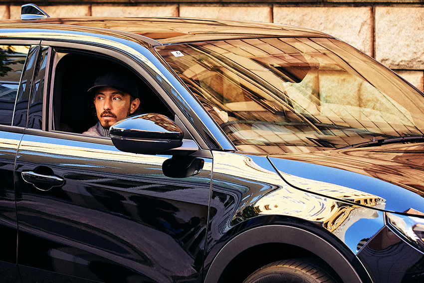 今、再びのアルファ ロメオ。 昼夜の贅沢時間と共鳴する「ジュニア」の魅⼒とは!? その⾊気・デザイン・ドライブフィールをパトリシオが語る