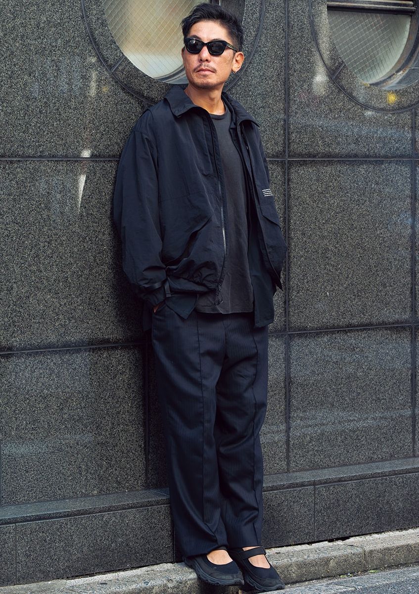 スニーカー＝サロモン　ジャケット＝シーエムエフ アウトドア ガーメント　パンツ＝オールズ