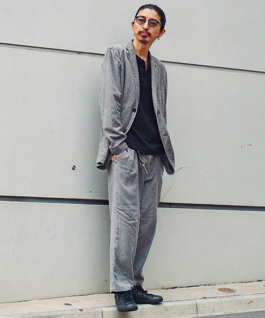 ジャケット、パンツ＝イッセイ ミヤケ メン　Tシャツ＝ユニクロ　サングラス＝A.D.S.R