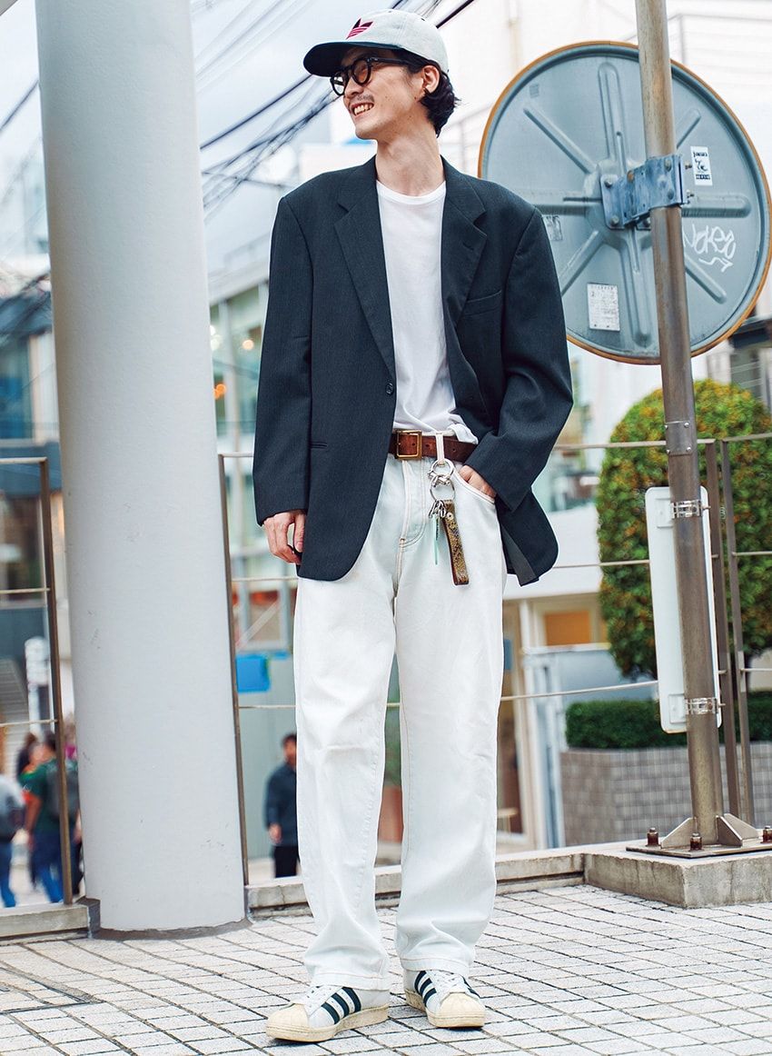 ジャケット＝ジバンシー　Tシャツ＝ユニクロ　デニム＝アクネ ストゥディオズ　スニーカー、帽子＝アディダス オリジナルス