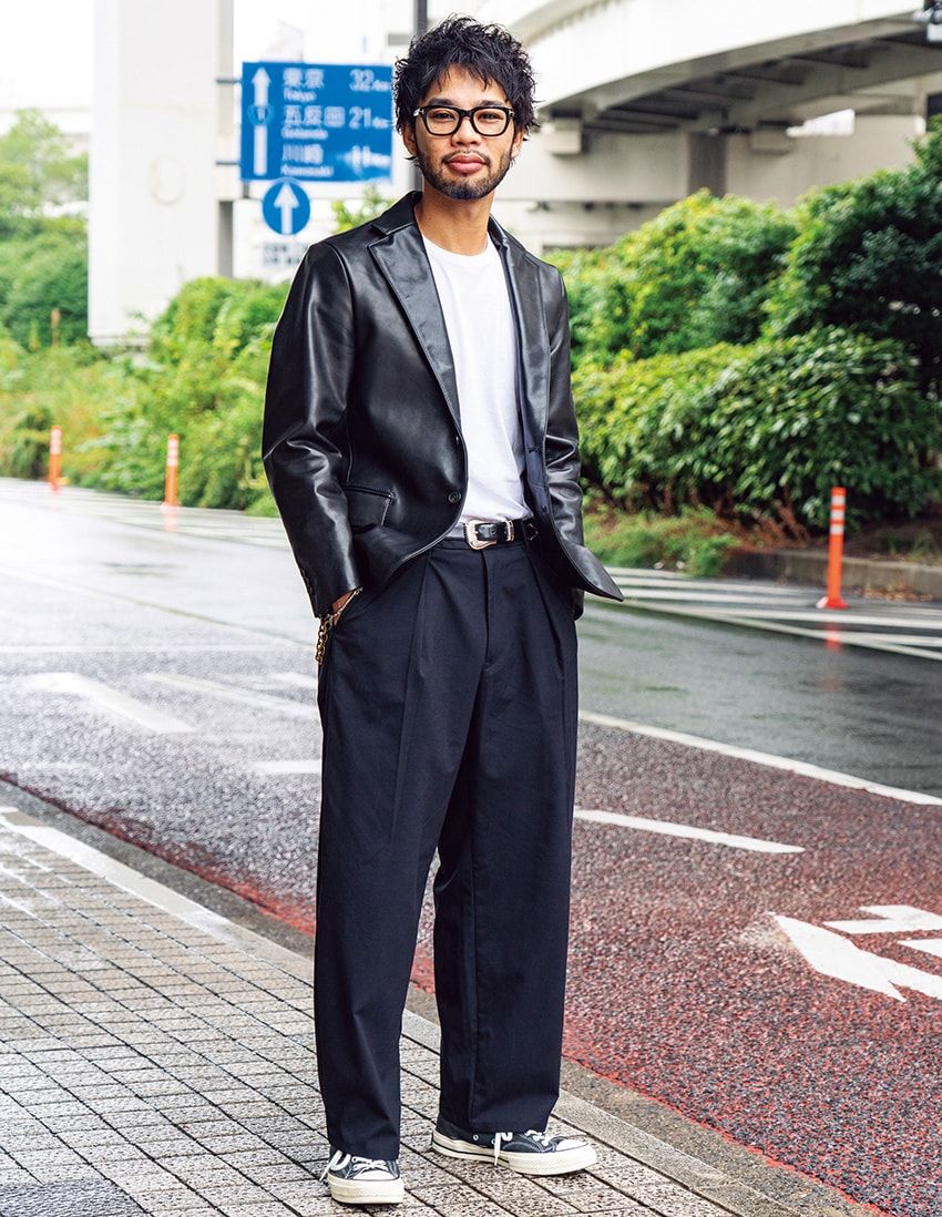 ジャケット＝LigulaS Leather　Tシャツ＝ヘインズ　パンツ＝GU　スニーカー＝コンバース