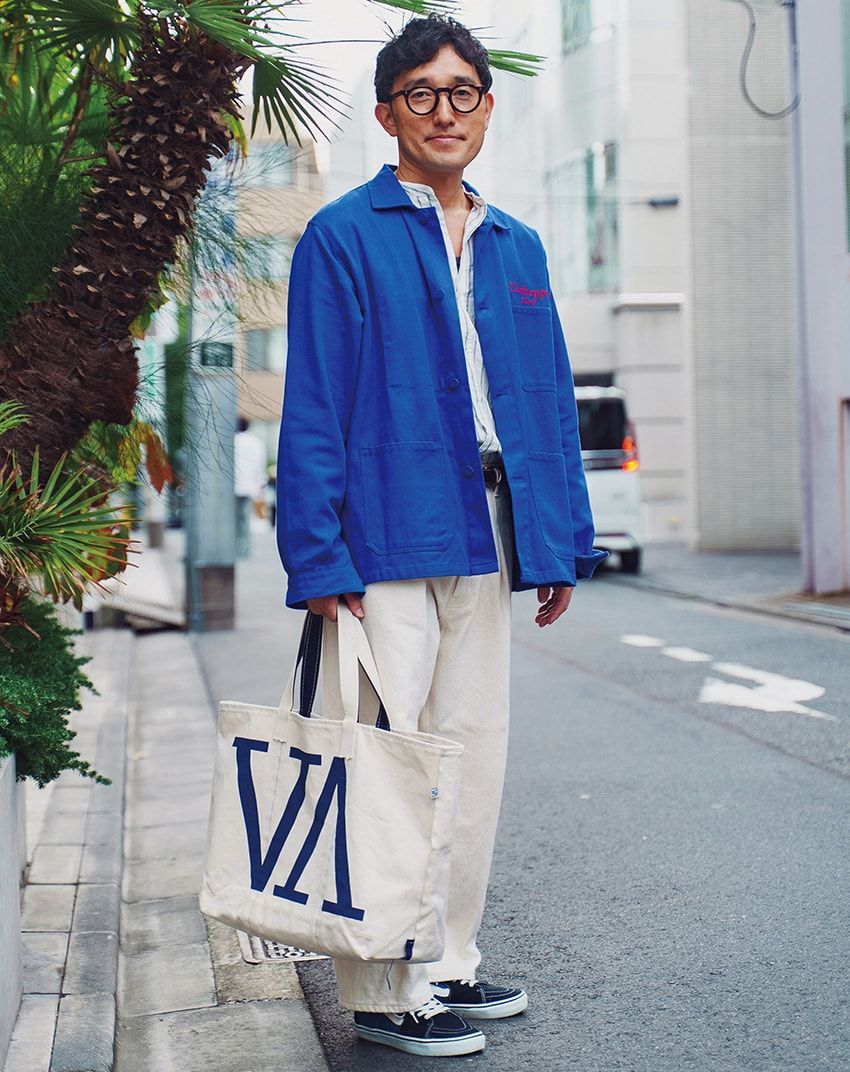 パンツ＝へリル　ジャケット＝レショップ　シャツ＝ユーゲン　スニーカー＝ヴァンズ　メガネ＝レスカ ルネティエ