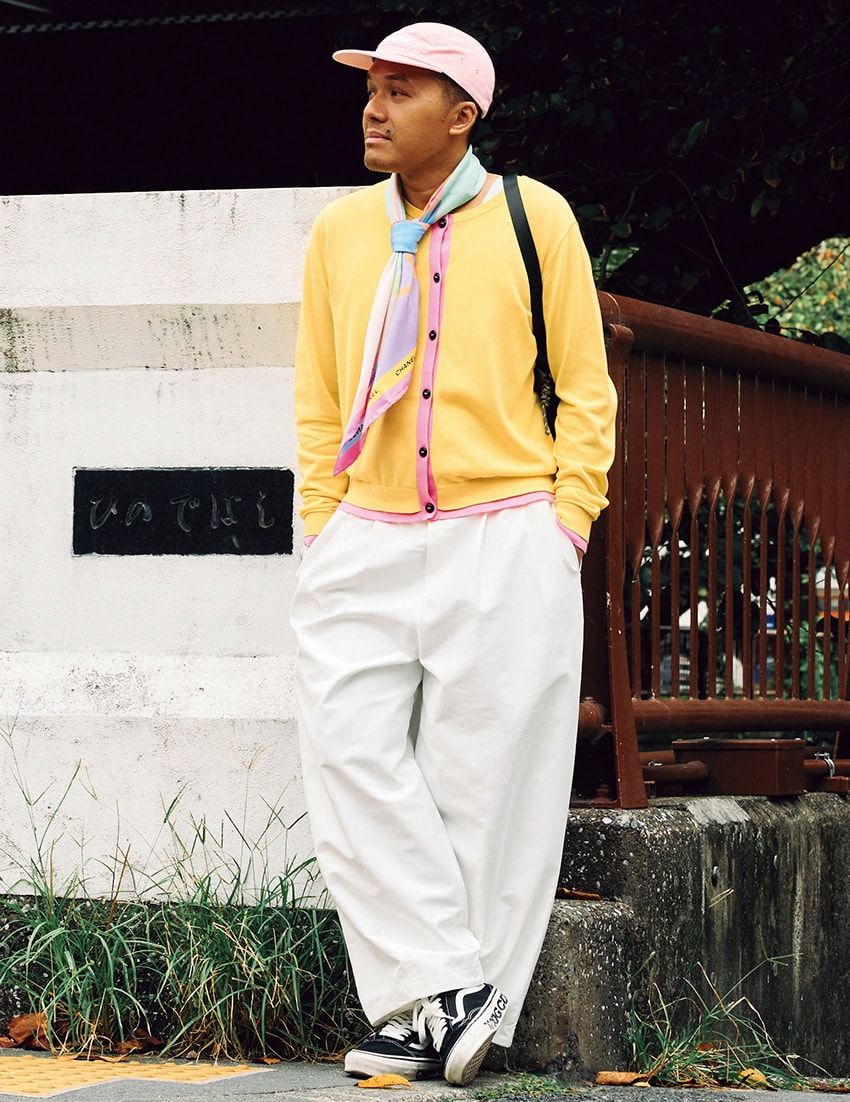 パンツ、カーディガン＝ザラ　スニーカー＝CDG × ヴァンズ　帽子＝シュプリーム　スカーフ＝シャネル