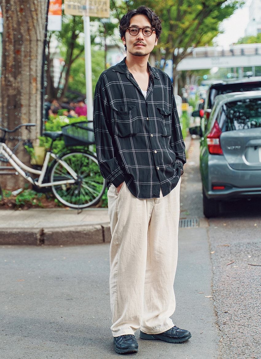 パンツ、シャツ＝古着　スニーカー＝ナイキ　メガネ＝ジュリアス タートオプティカル