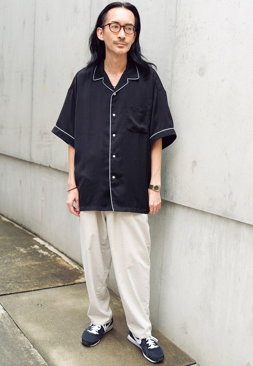 パンツ＝ジャーナル スタンダード　シャツ＝ビームス　スニーカー＝ナイキ　腕時計＝オメガ