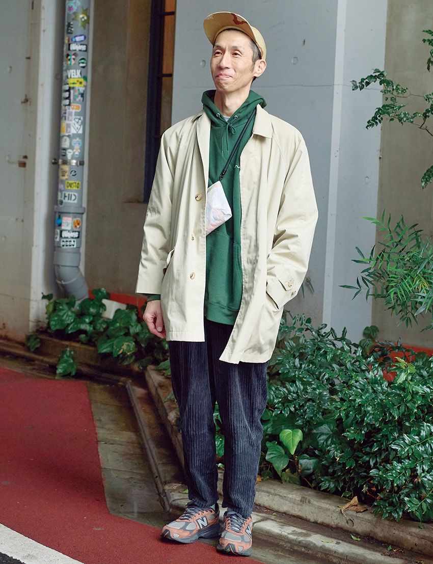 パンツ、パーカ＝不明　コート＝バラクータ　スニーカー＝ニューバランス　帽子＝UFO　バッグ＝リッジ マウンテン ギア