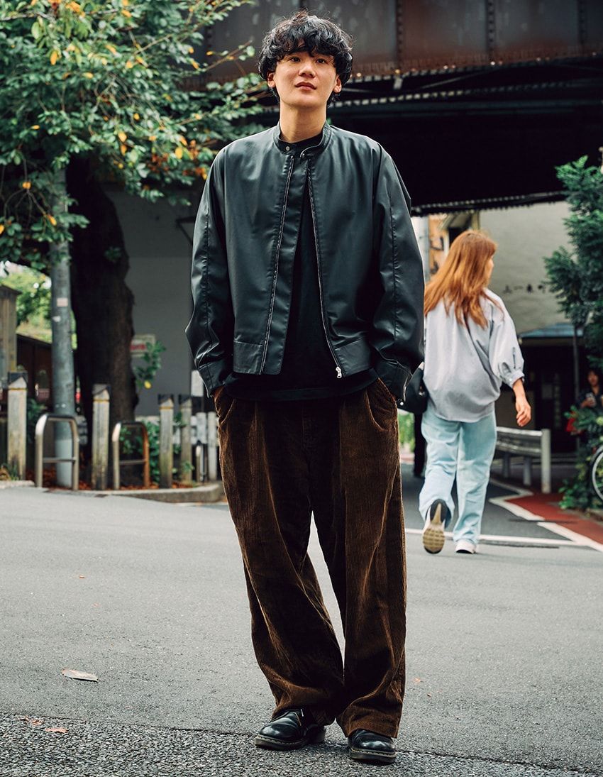 パンツ＝古着　ジャケット＝オーバーコート　Tシャツ＝ユニクロ　靴＝ドクターマーチン