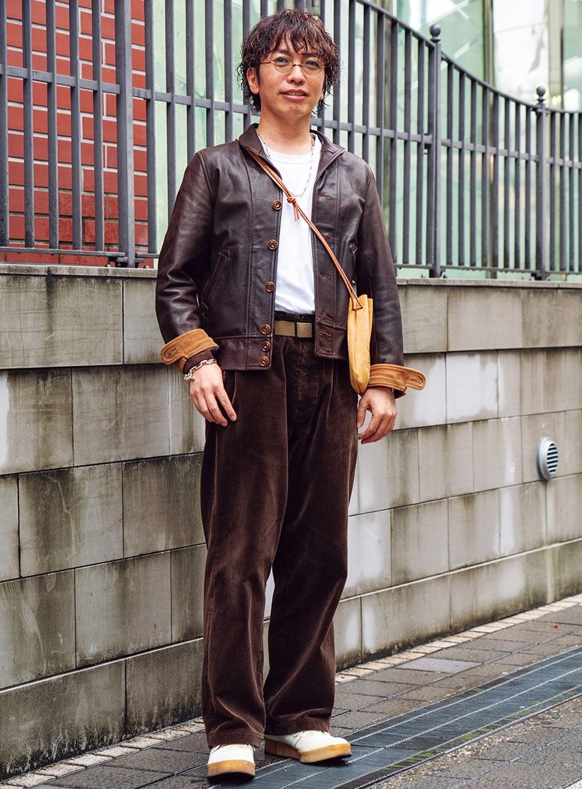 パンツ＝シュガーケーン　ジャケット＝ミスターフリーダム　Tシャツ＝ホワイツビル　靴＝ロンウルフ　サングラス＝金子眼鏡