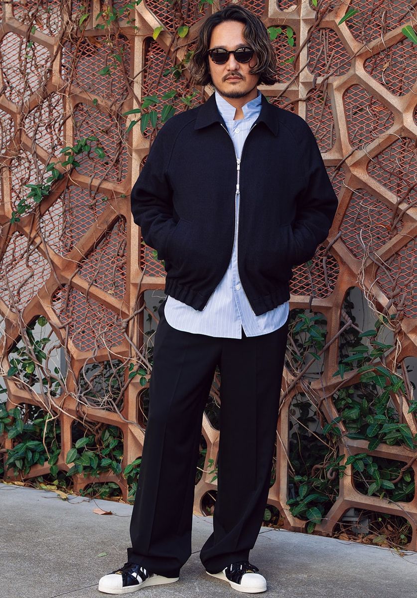 パンツ＝ビソウン　ジャケット＝マンド　シャツ＝エンソウ　スニーカー＝アディダス オリジナルス × ア ベイシング エイプ