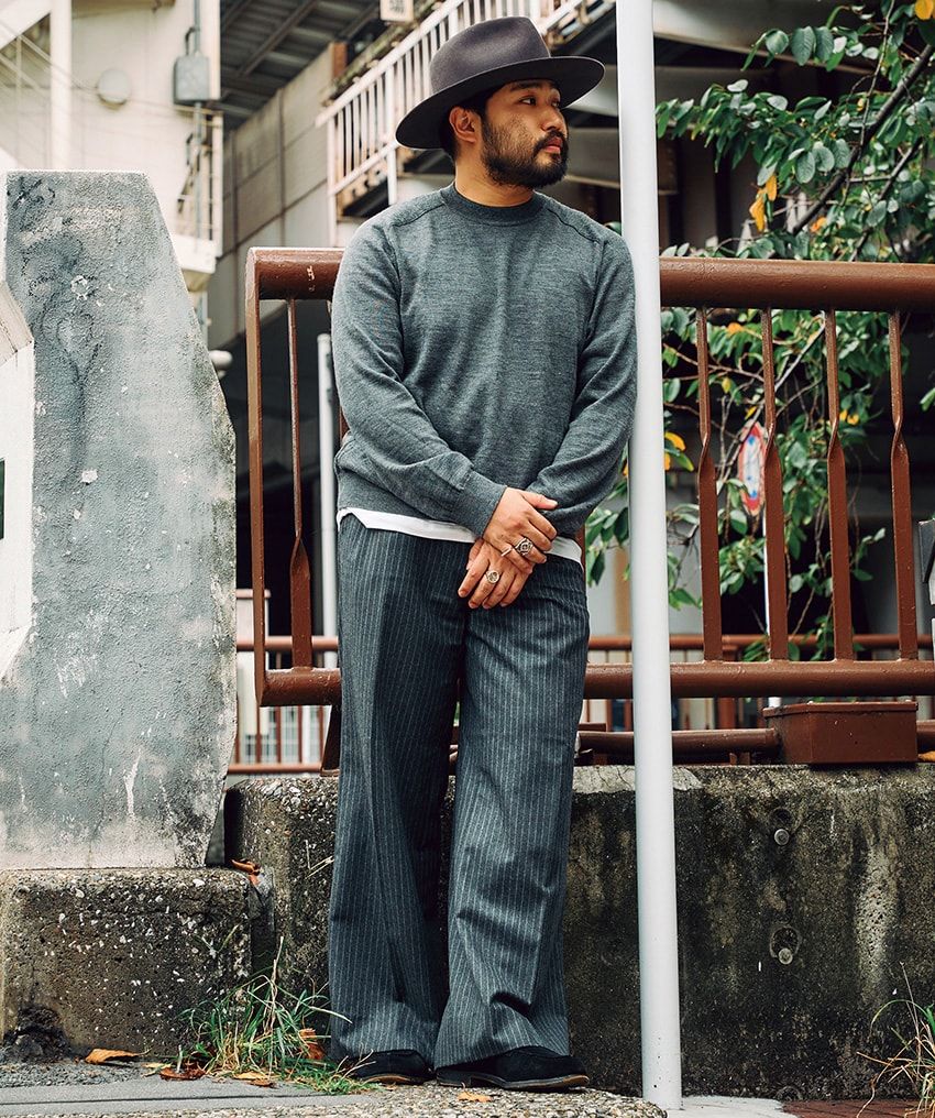 パンツ＝アウバジャコネッリ × ミュージアムオブデイリー　ニット＝ウメダニット　靴＝ジェイエムウエストン