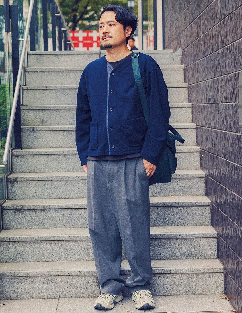 パンツ、バッグ＝ユニクロ　カーディガン＝エンジニアド ガーメンツ　スニーカー＝アシックス