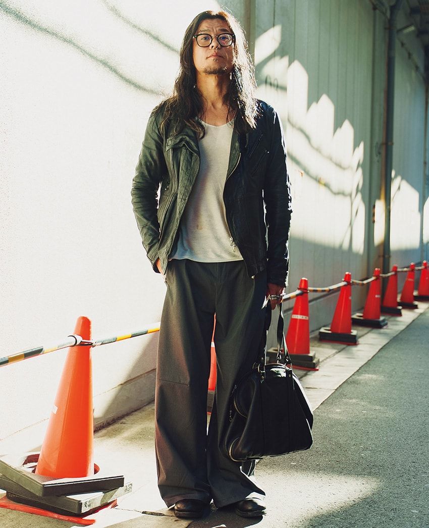 パンツ＝不明　ライダーズ＝ユリウス　ブーツ、バッグ＝グイディ　メガネ＝クロムハーツ