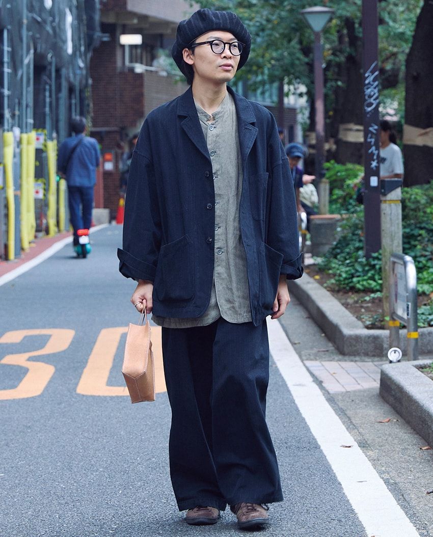 パンツ、ジャケット＝ヨーコサカモト　スニーカー＝アディダス オリジナルス