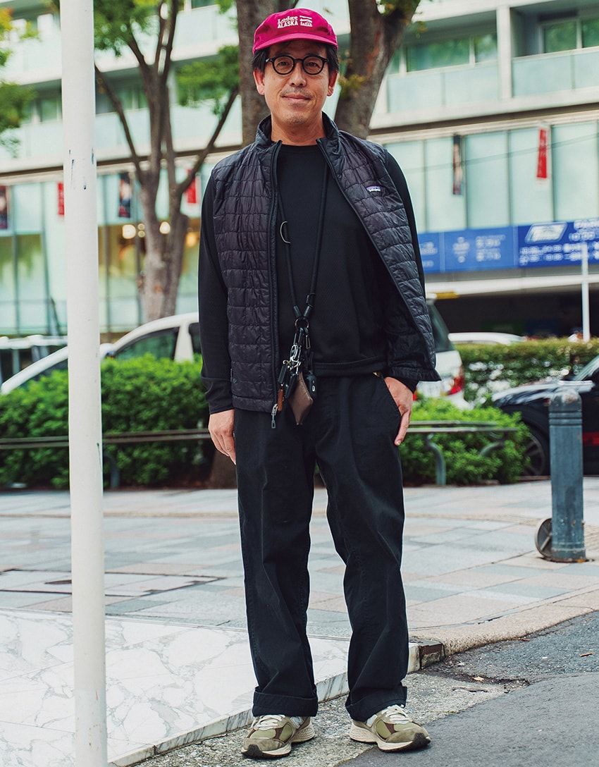 帽子＝タコマフジレコード　ベスト、カットソー＝パタゴニア　パンツ＝マスター&コー　スニーカー＝ニューバランス