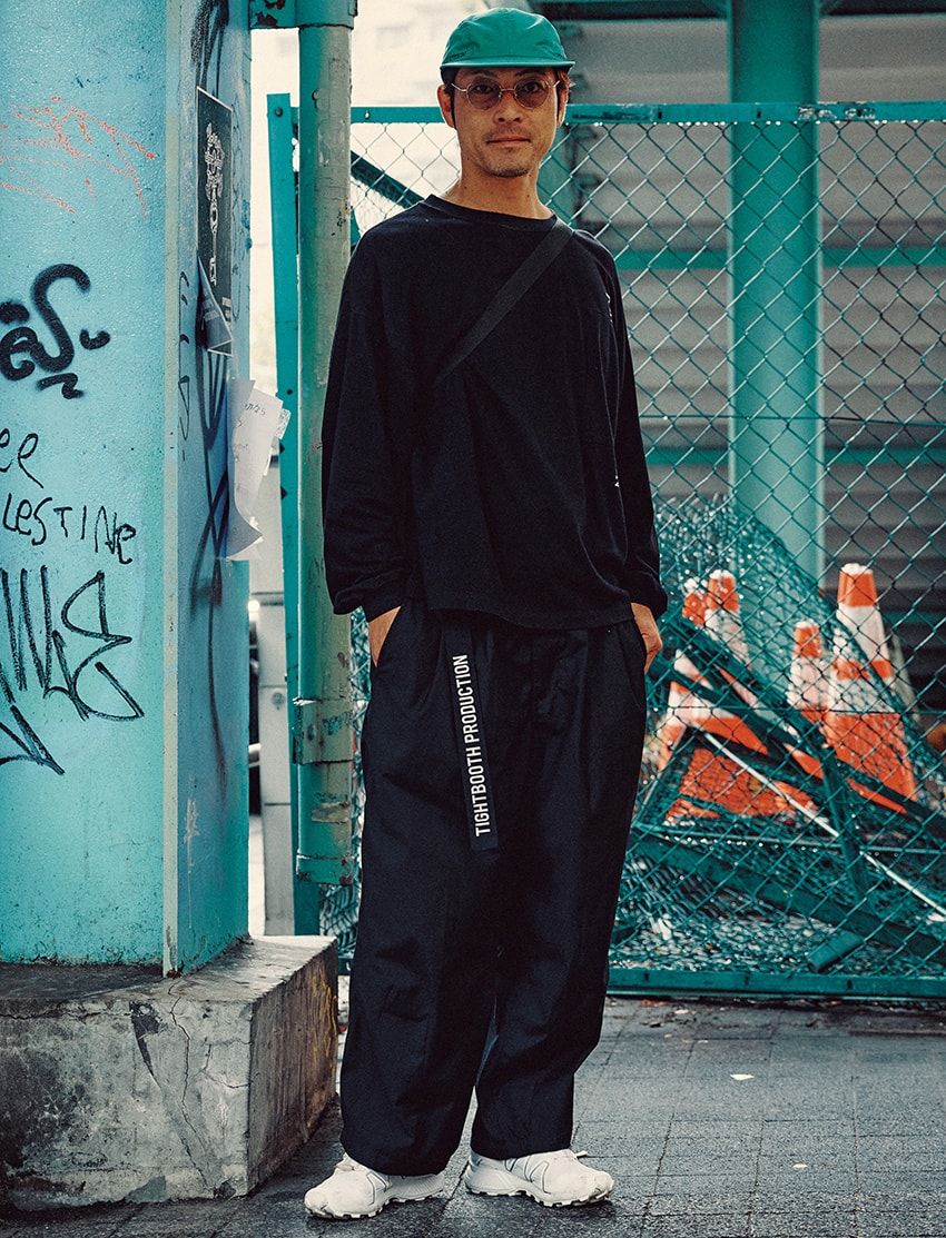 帽子、カットソー、パンツ＝ すべてタイトブース　スニーカー＝サロモン　サングラス＝ジンズ