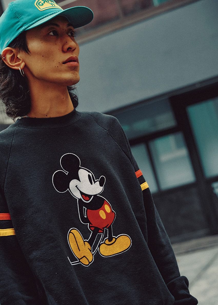やっぱり「ミッキー」は別格！ さらに増加中の”キャラものコーデ”を街角スナップでチェック - 2枚目の画像